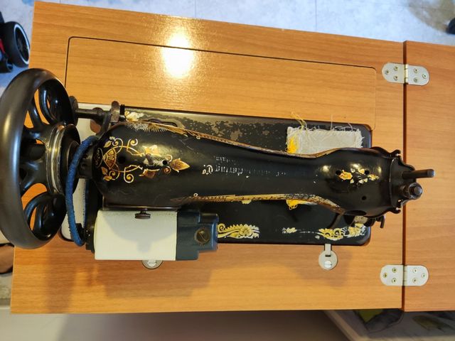 Máquina coser Singer con motor + mueble nuevo.