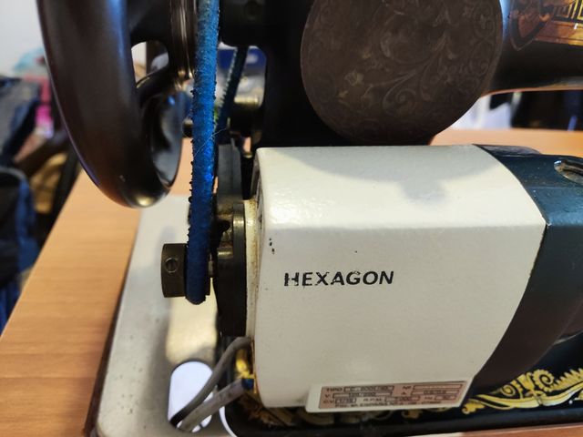 Máquina coser Singer con motor + mueble nuevo.