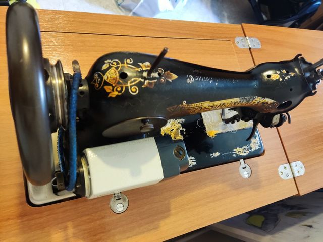 Máquina coser Singer con motor + mueble nuevo.