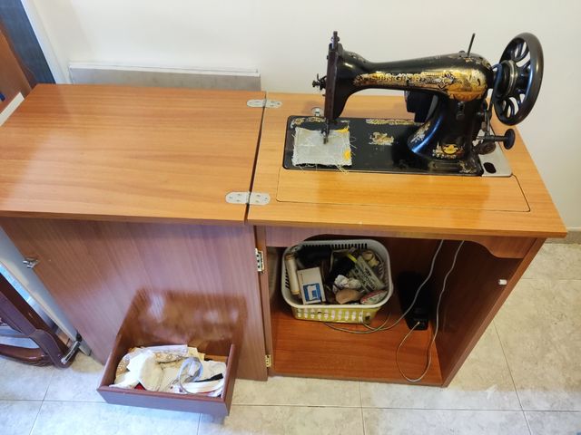 Máquina coser Singer con motor + mueble nuevo.