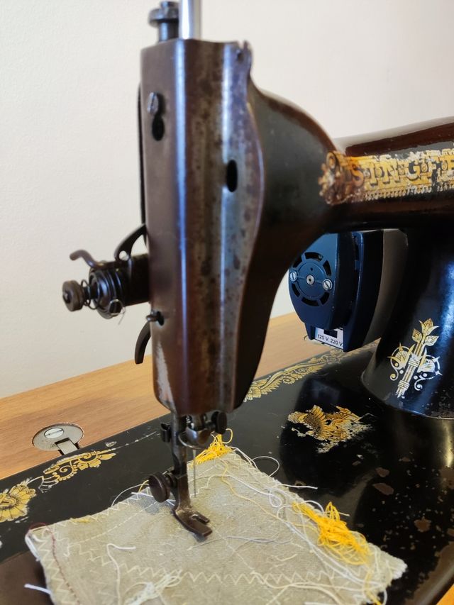 Máquina coser Singer con motor + mueble nuevo.