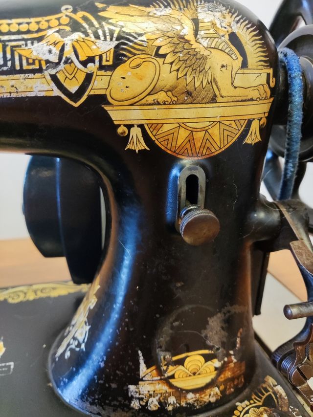 Máquina coser Singer con motor + mueble nuevo.