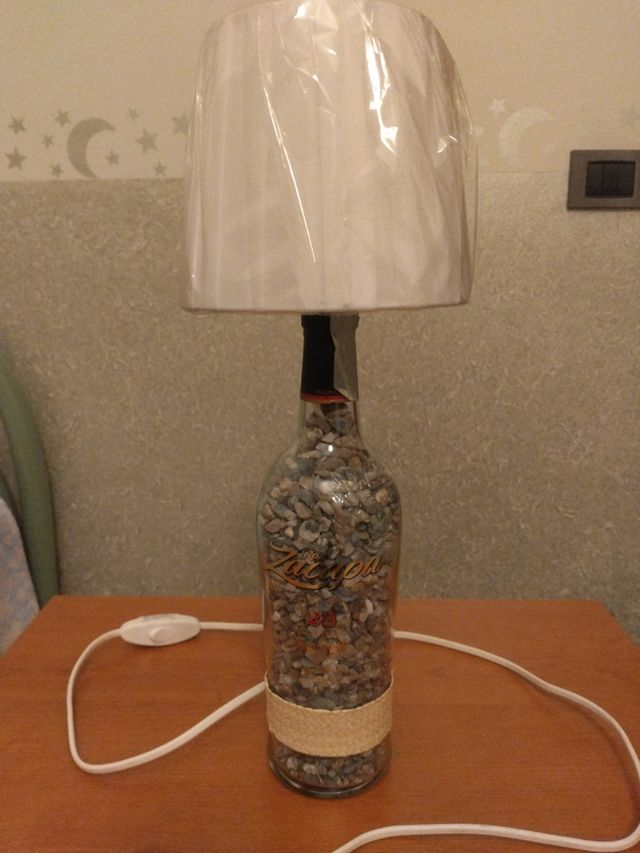 lampada con ciottoli interni