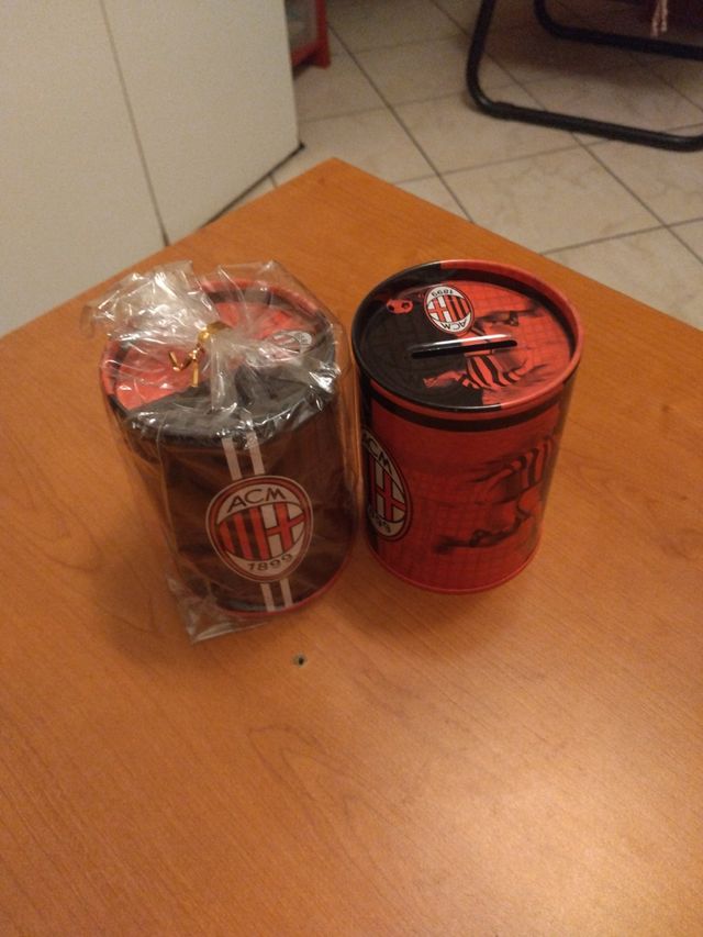 salvadanaio in latta milan