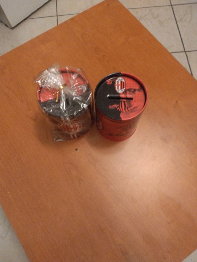 salvadanaio in latta milan