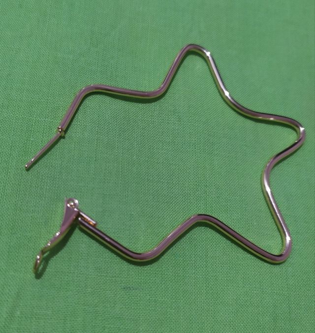 Pendientes estrella bañado en color oro