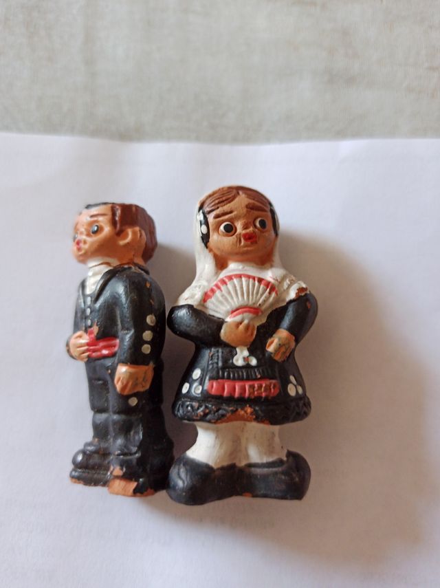 Pareja Figuras barro año 70/80, regionales x 2€