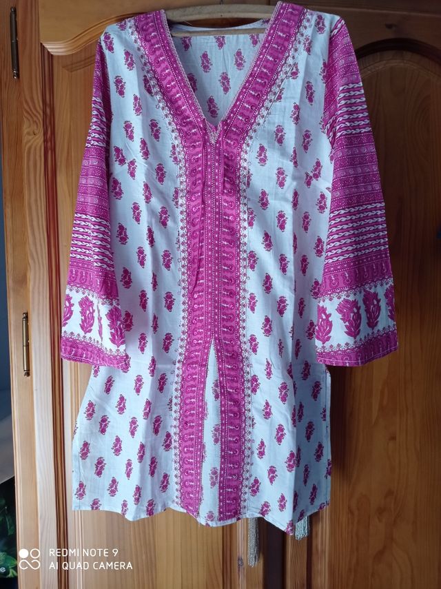 Kaftan playa India fusia blanco bordados en