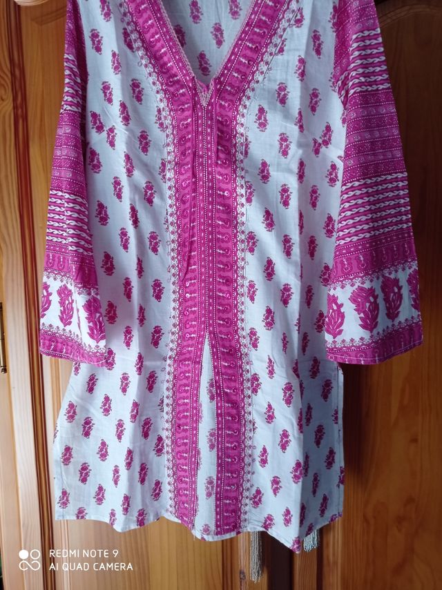 Kaftan playa India fusia blanco bordados en