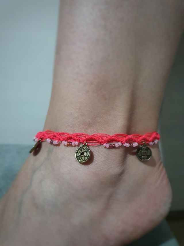 tobillera de macramé hecha a mano.