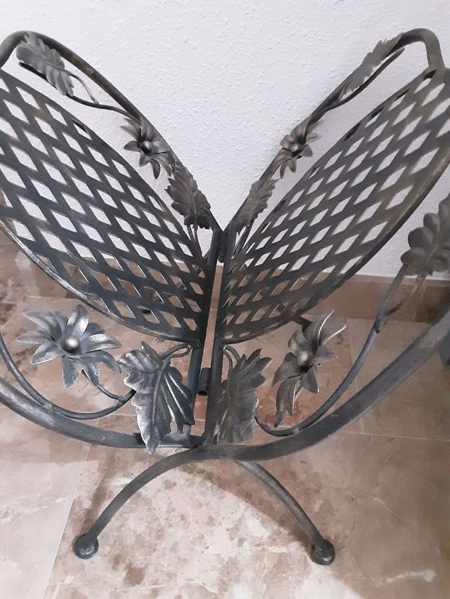 revistero metálico forja plateado muy nuevo flores