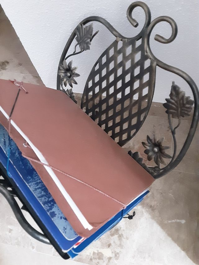 revistero metálico forja plateado muy nuevo flores