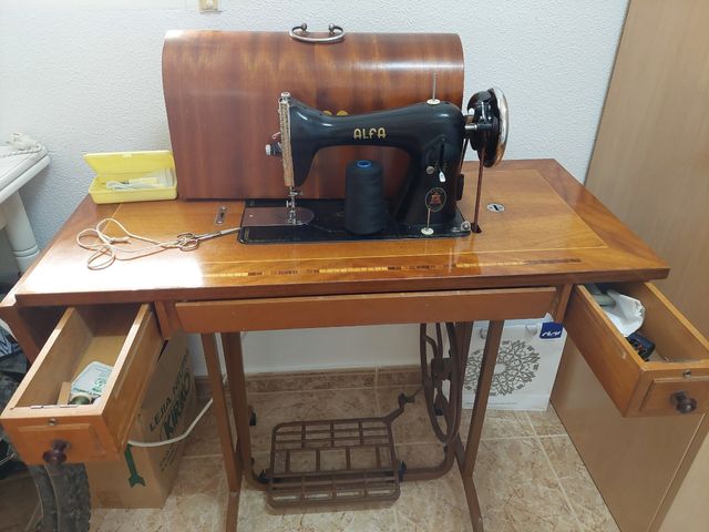Máquina de coser antigua ALFA