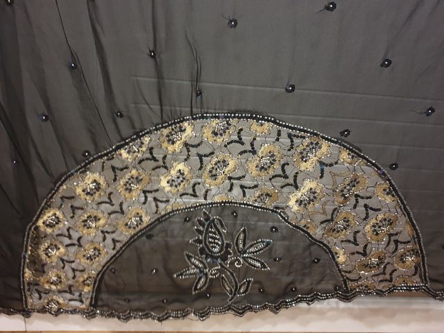 Elegante sari ricamato nero e oro