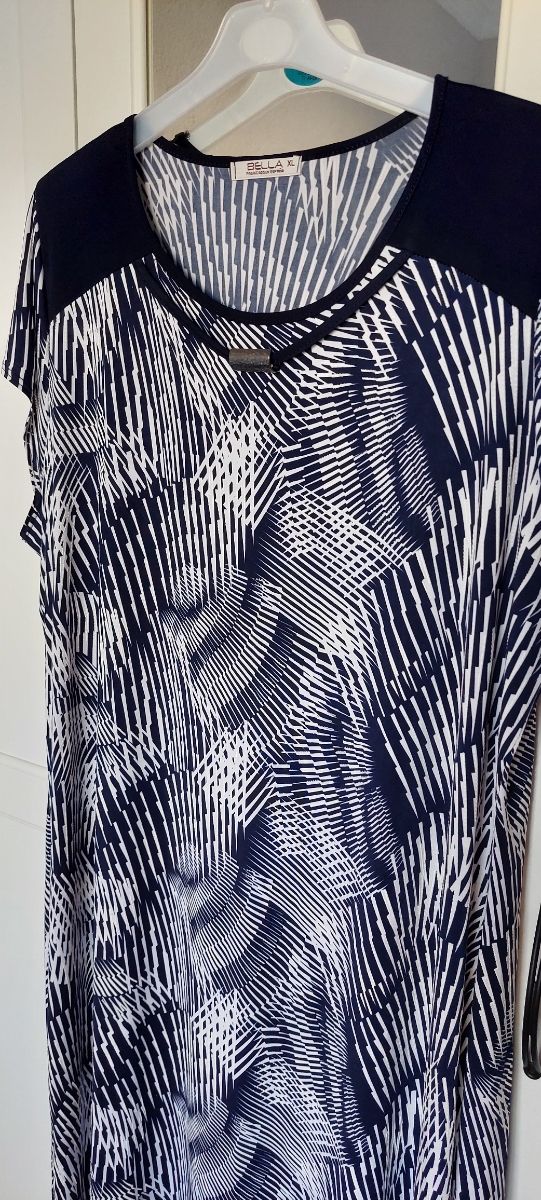 Vestido azul marino y blanco