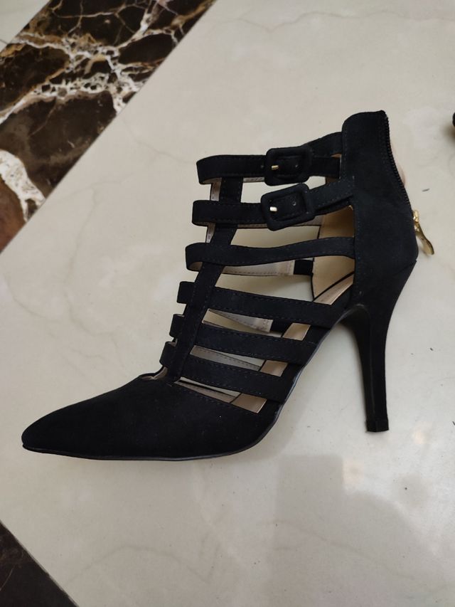 Sapatos negros de salir, con tacones!