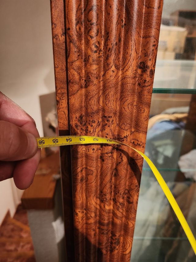 vitrina puertas vidrio y luz. 1,70cm X 55cm X 48cm