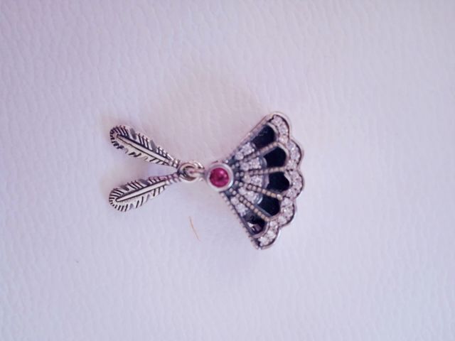 charm abanico con plumas 🪭