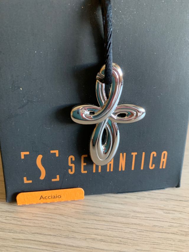 Croce in acciaio nuova.