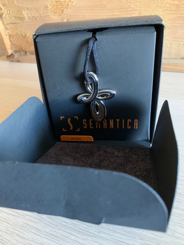 Croce in acciaio nuova.