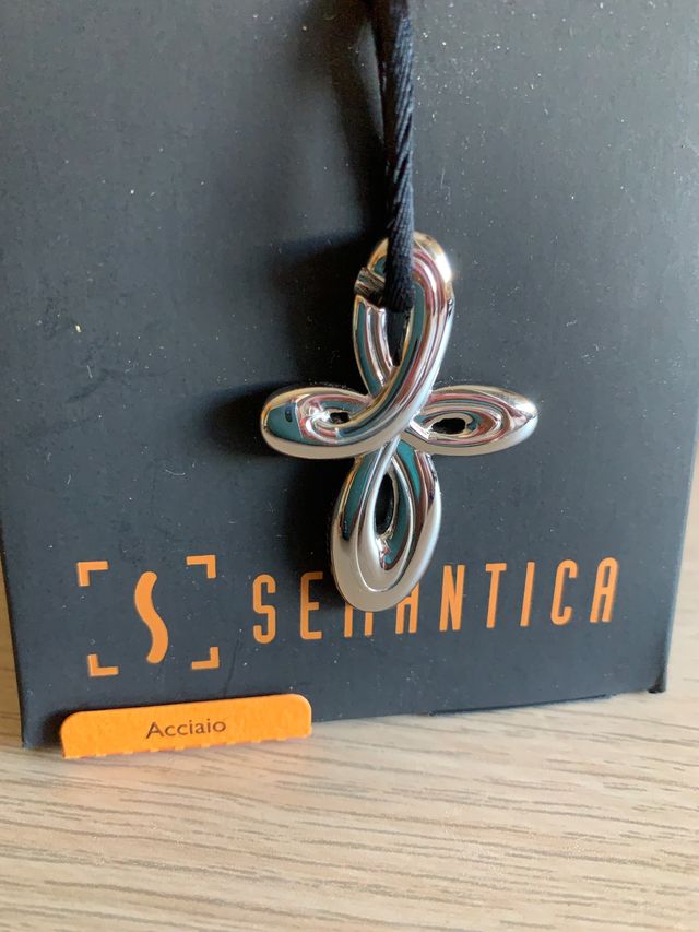 Croce in acciaio nuova.