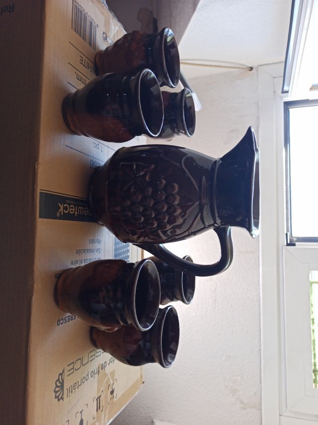 Jarra y vasos de cerámica vino