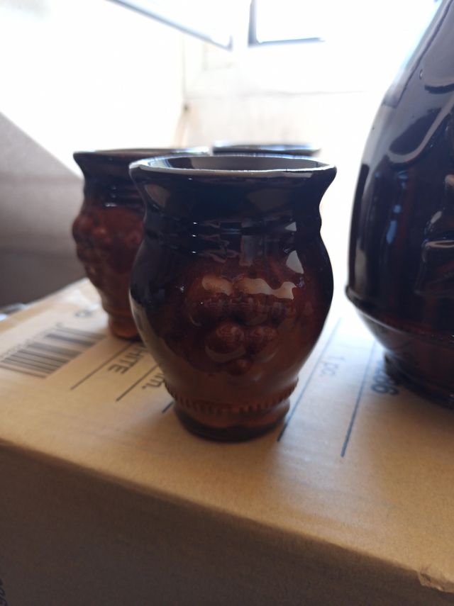 Jarra y vasos de cerámica vino