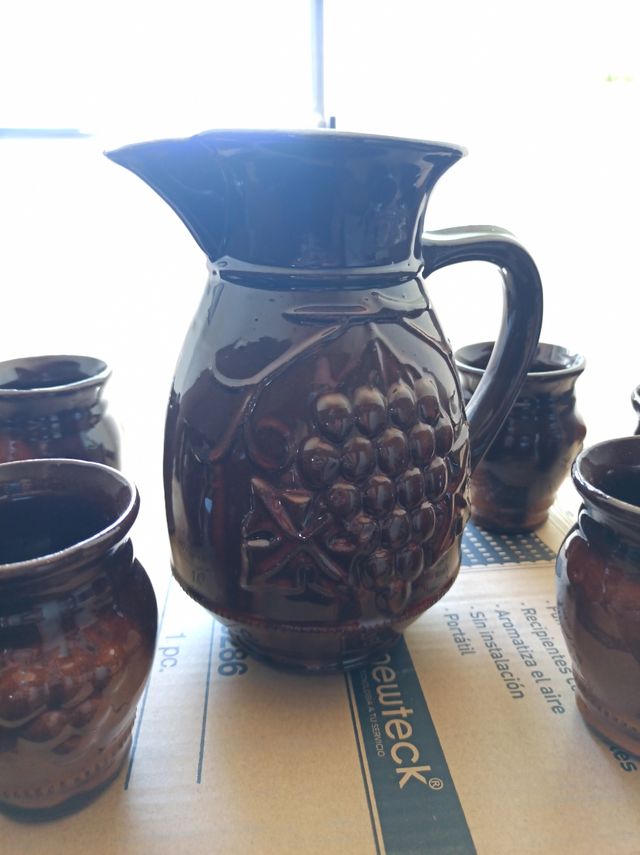 Jarra y vasos de cerámica vino