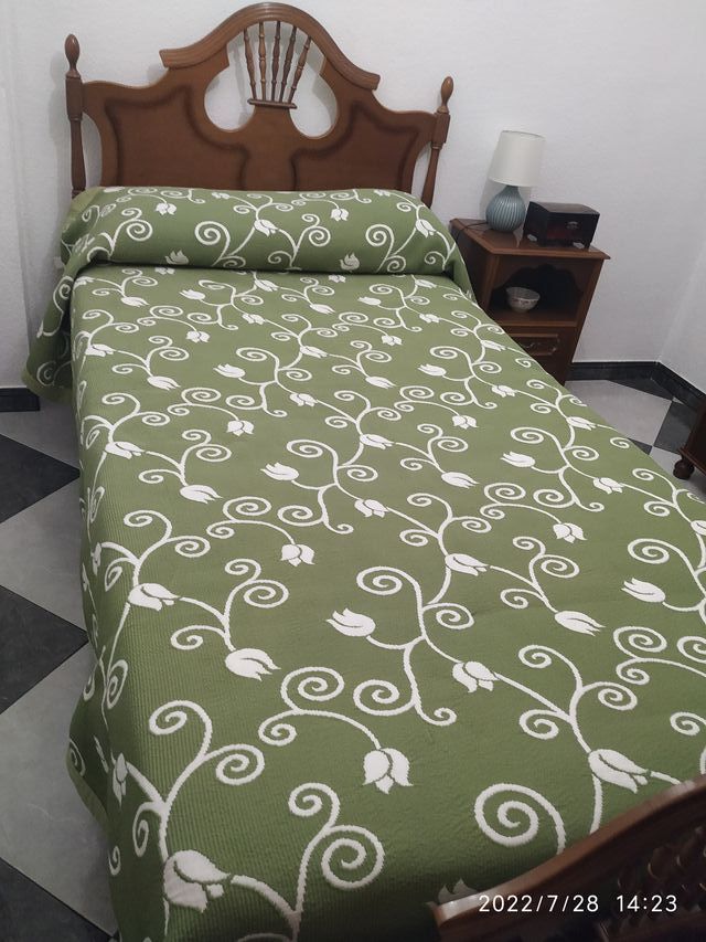 DORMITORIO CON MESILLA Y CÓMODA