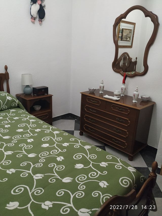 DORMITORIO CON MESILLA Y CÓMODA
