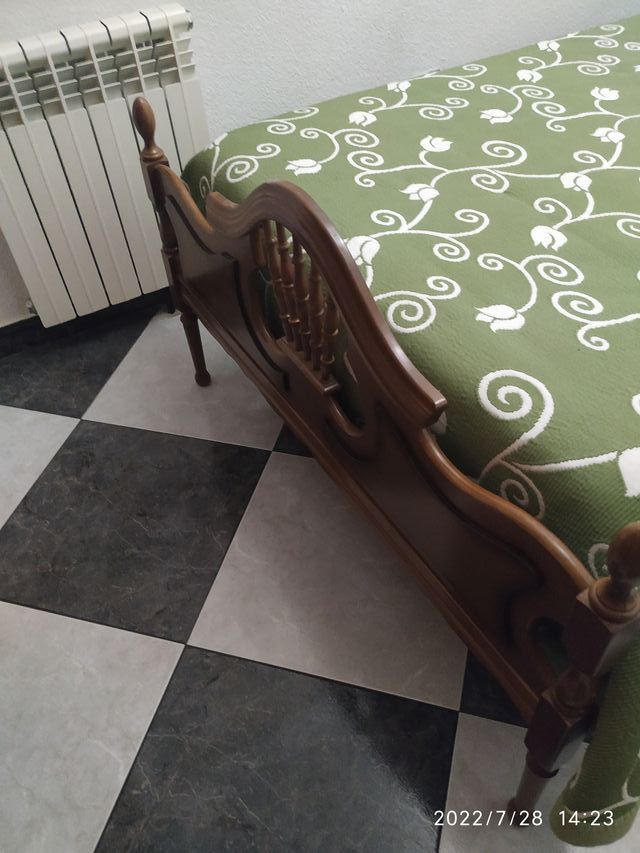 DORMITORIO CON MESILLA Y CÓMODA