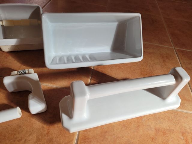 Colección antiguos accesorios de baño.