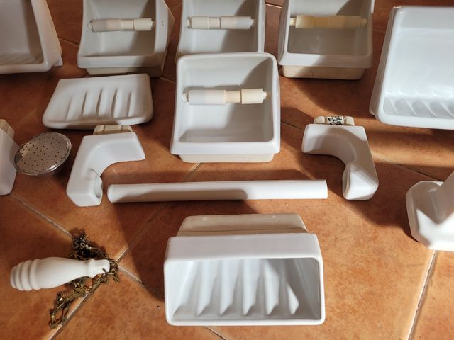 Colección antiguos accesorios de baño.