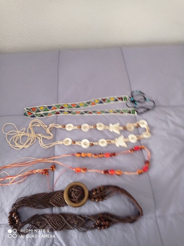 Preciosos cinturónes de abalorios y nácar