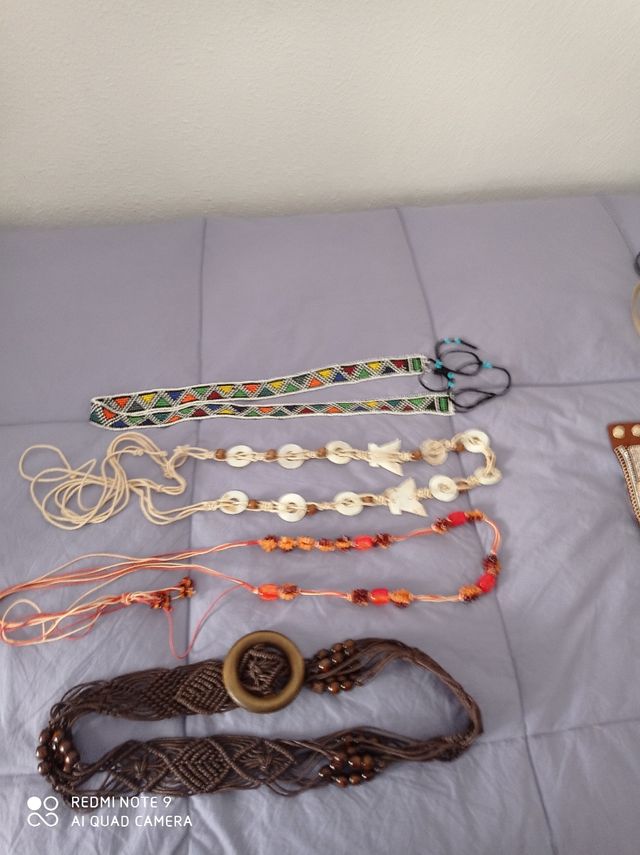 Preciosos cinturónes de abalorios y nácar