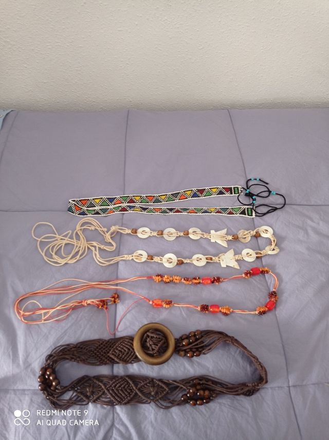 Preciosos cinturónes de abalorios y nácar