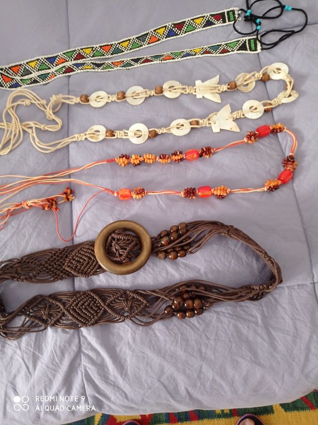 Preciosos cinturónes de abalorios y nácar