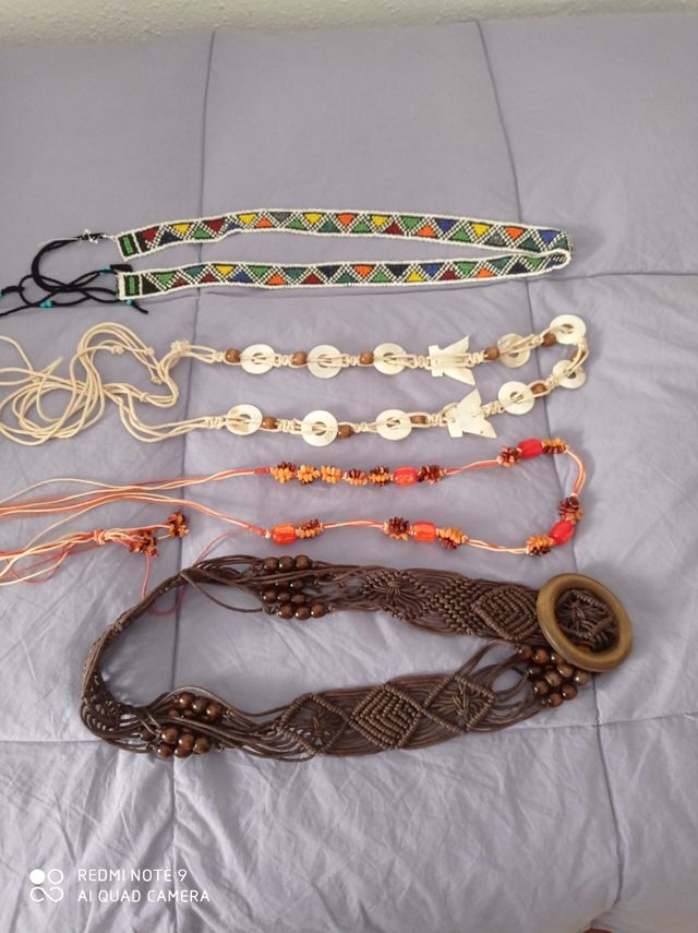 Preciosos cinturónes de abalorios y nácar