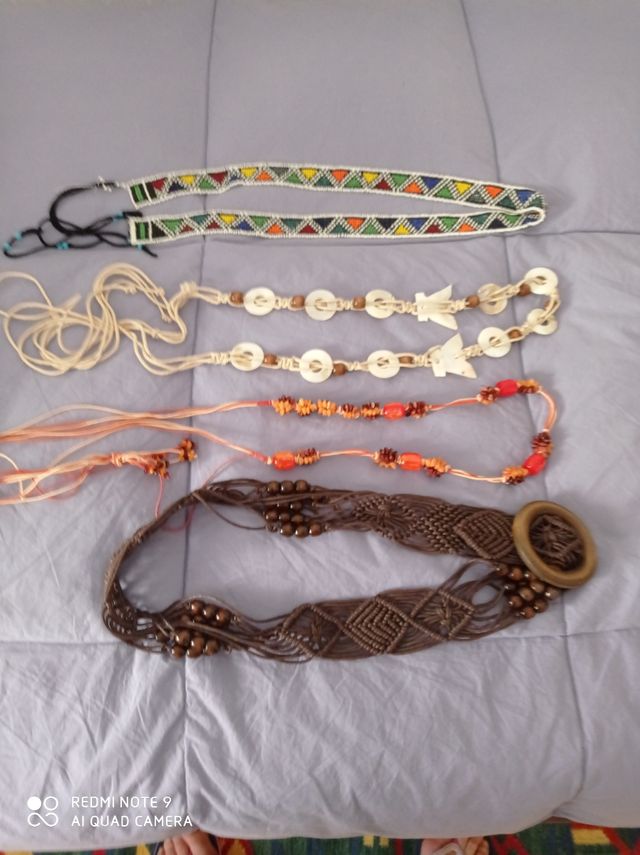 Preciosos cinturónes de abalorios y nácar