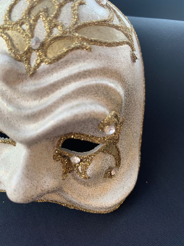 Maschere veneziane con decorazioni dorate e vetro