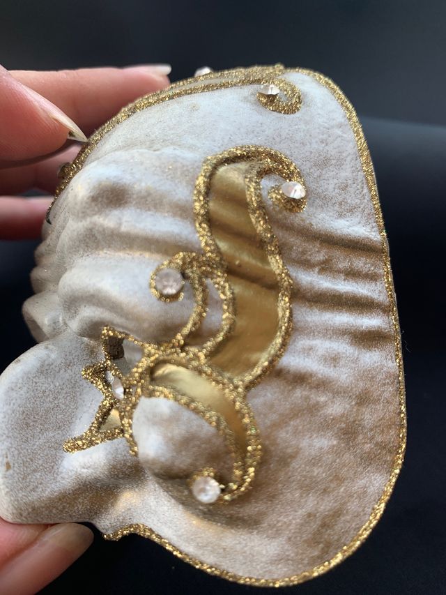 Maschere veneziane con decorazioni dorate e vetro