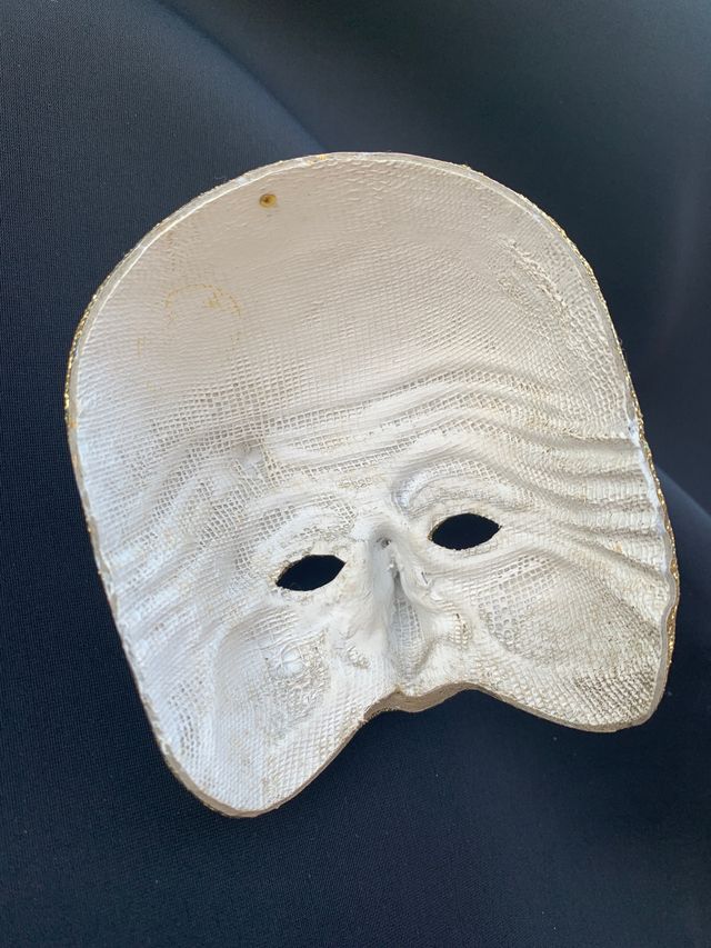 Maschere veneziane con decorazioni dorate e vetro