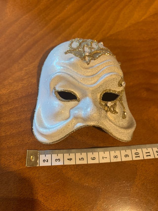 Maschere veneziane con decorazioni dorate e vetro