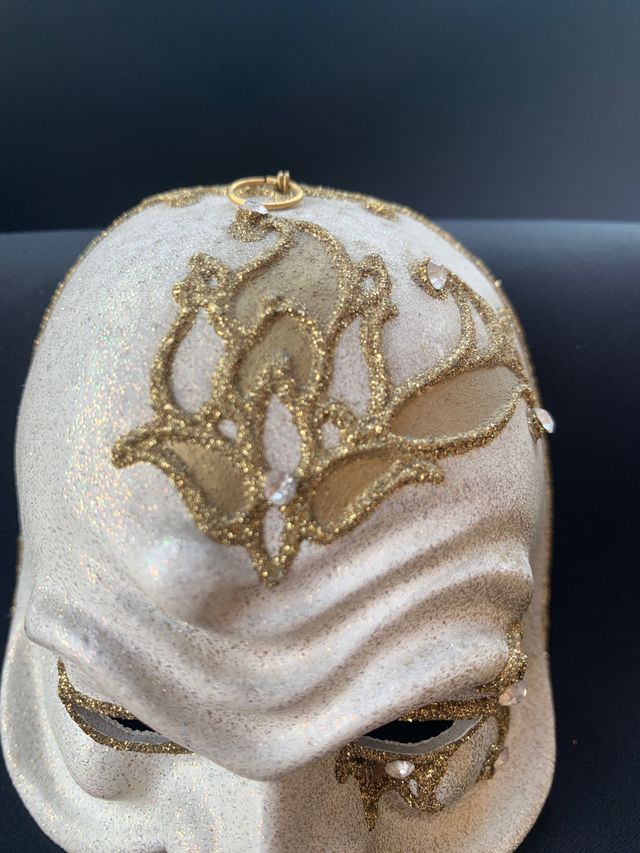 Maschere veneziane con decorazioni dorate e vetro