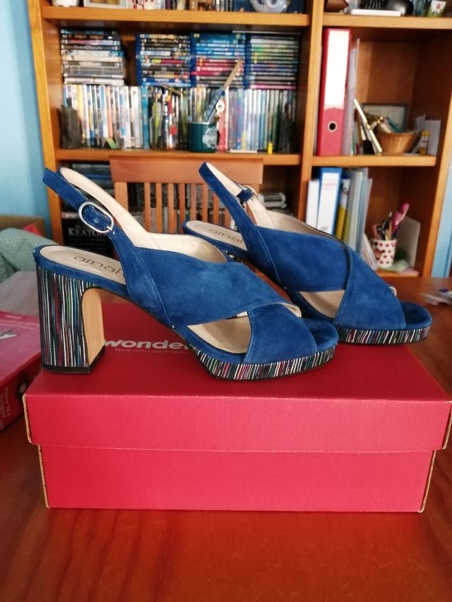 Sandalia de tacon con detalle de colores