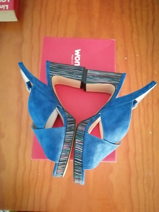 Sandalia de tacon con detalle de colores