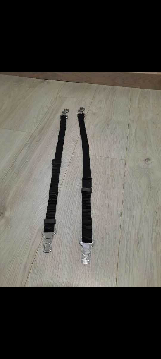 Dos cinturones de seguridad de coche para perros