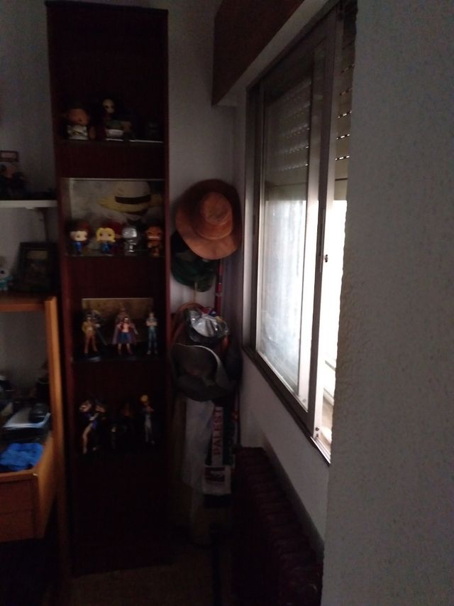 estantería madera y cristal