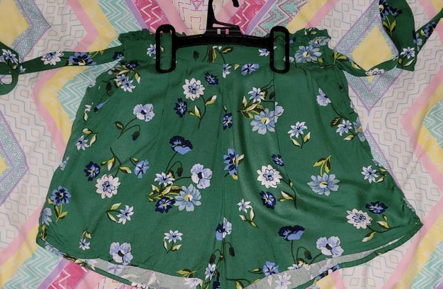 Short flores fluido tiro alto Stradivarius
