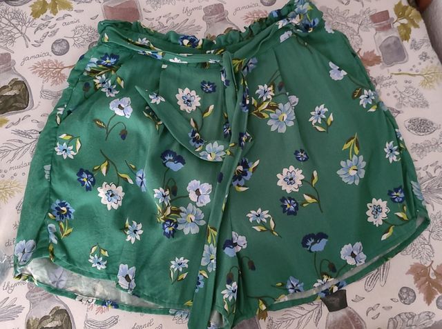 Short flores fluido tiro alto Stradivarius